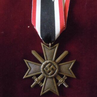 médaille croix mérite avec glaives - militaria allemand WWII