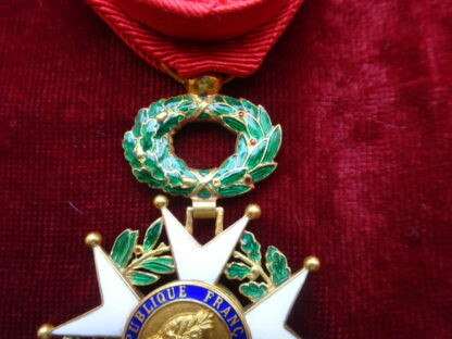 Médaille Officier Légion d'Honneur 3e République en or massif 18 poinçon tête d'aigle.. Parfait état. Paiement possible en plusieurs versements sur demande.