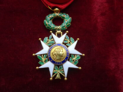 Médaille Officier Légion d'Honneur 3e République en or massif 18 poinçon tête d'aigle.. Parfait état. Paiement possible en plusieurs versements sur demande.