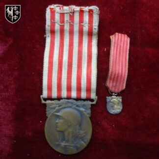 Médaille commémorative 1914-1918 avec sa miniature.